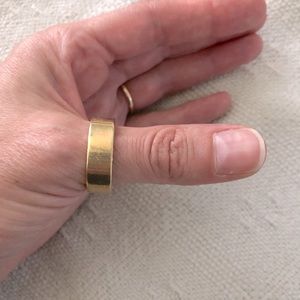 This is a men’s 14 karat yellow gold wedding band size 10.